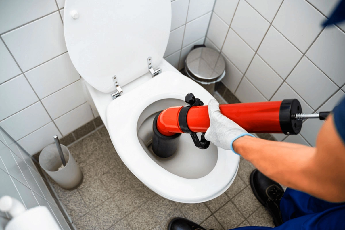 Choisir Plombiers-Local pour le Curage de Vos WC
